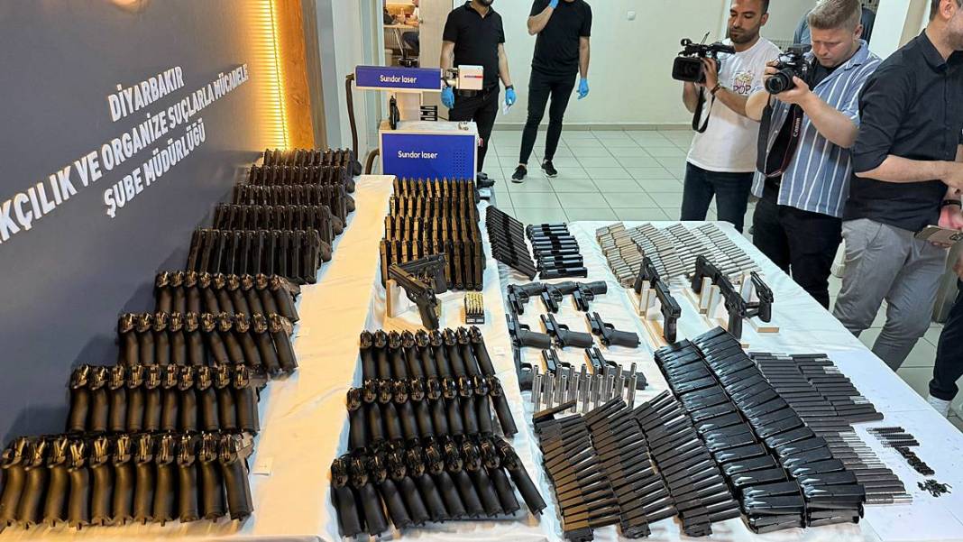 Oyuncak dükkanının alt katına inen polisin ağzı açık kaldı! Şehrin göbeğinde üretim atölyesi kurmuşlar 5